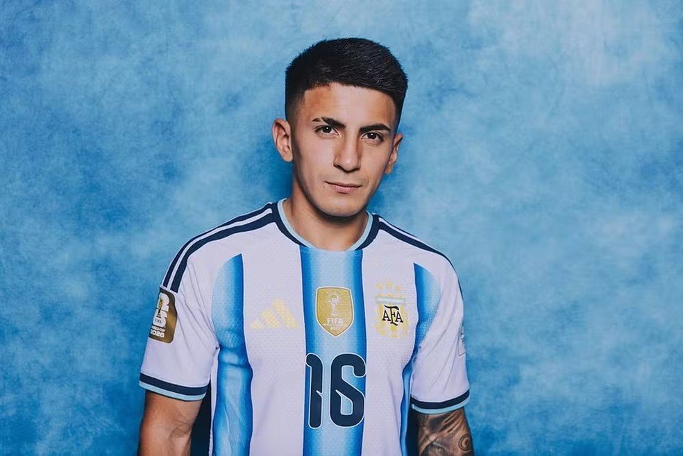 90futtebol's tweet photo. 🚨🔴⚪️ Thiago Almada já chegou a um acordo com o River Plate em relação aos termos do contrato.

O clube argentino negocia com o Atlético de Madrid a transferência. O Flamengo segue interessado, mas a prioridade do meia é o River.

🗞️ @CLMerlo https://t.co/ZAzOzbajS6