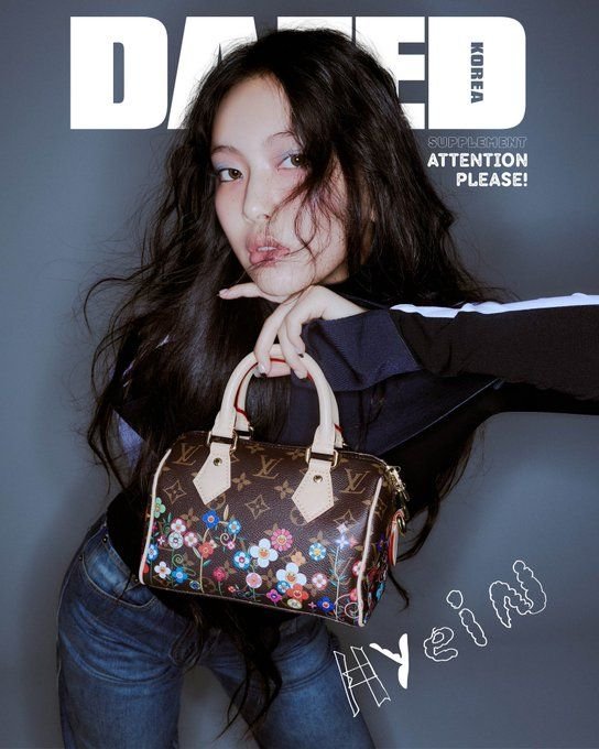 HyeinPopBase's tweet photo. Hyein on the cover of Dazed magazine modeling for Louis Vuitton January 2025
#Hyein #혜인 #ヘイン https://t.co/c6X5csPC5v