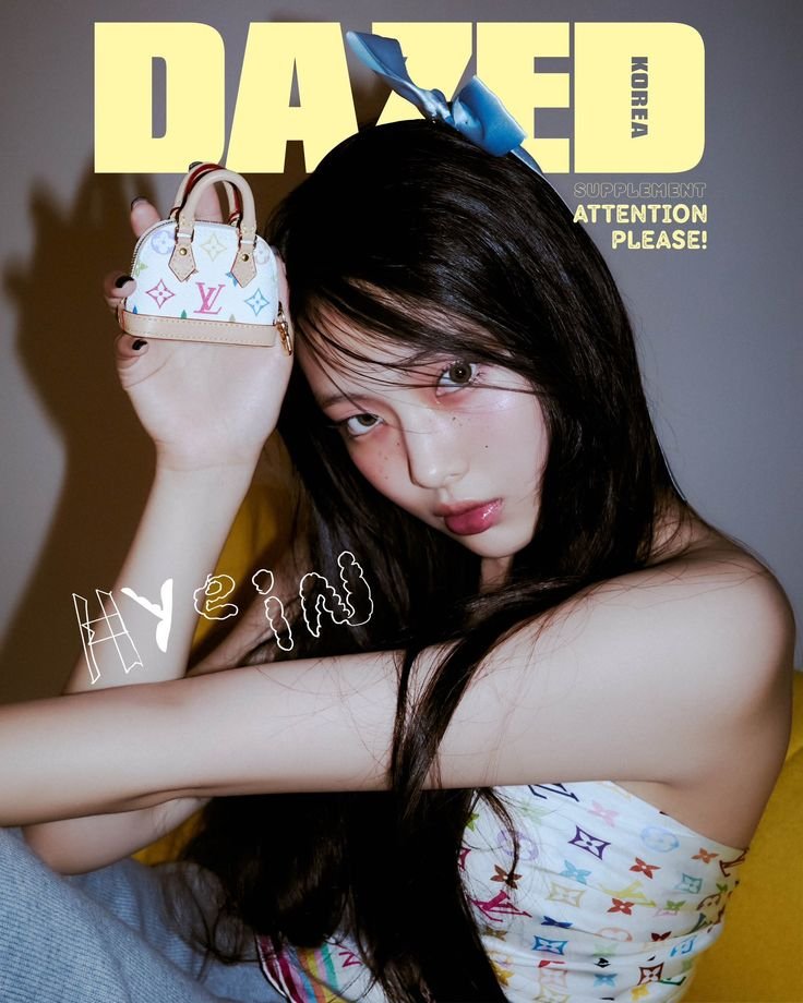 HyeinPopBase's tweet photo. Hyein on the cover of Dazed magazine modeling for Louis Vuitton January 2025
#Hyein #혜인 #ヘイン https://t.co/c6X5csPC5v