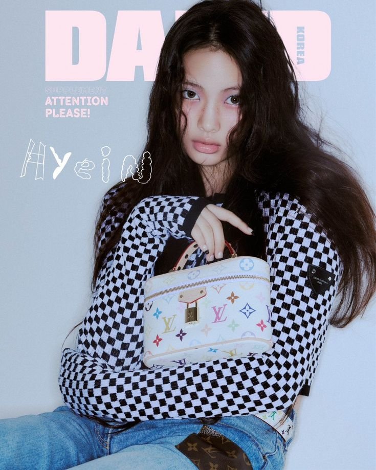 HyeinPopBase's tweet photo. Hyein on the cover of Dazed magazine modeling for Louis Vuitton January 2025
#Hyein #혜인 #ヘイン https://t.co/c6X5csPC5v