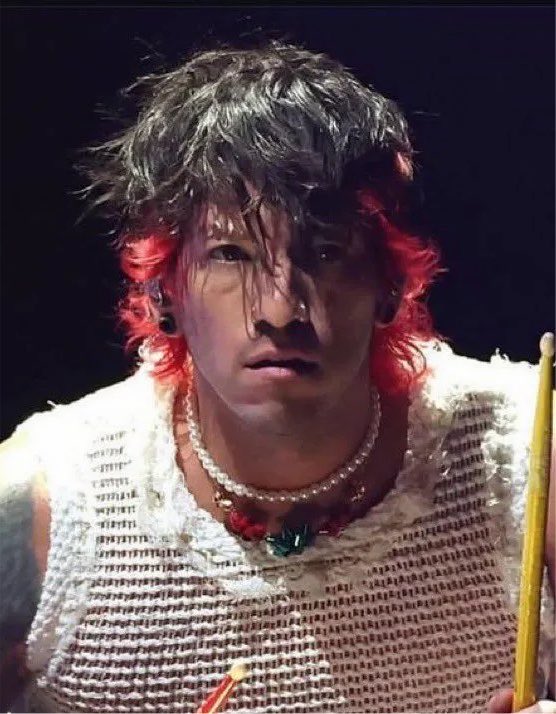 ppaladito's tweet photo. josh red split dye we still talk about you 😔🚬 https://t.co/NulDjANudL