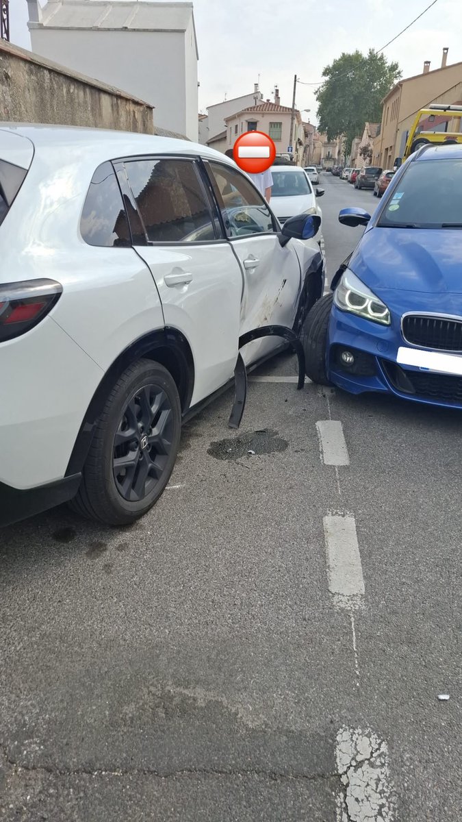 JoffreyCottin's tweet photo. J’étais stationné. Une voiture m’a percuté à pleine vitesse : voiture immobilisée, dégâts multiples. Et @roole_fr (partenaire @Honda ) requalifie ça en simple “choc en stationnement” pour ne pas m’assister. @Honda @HondaFrance , c’est ça votre accompagnement ? #Roole #Honda https://t.co/WqIo0Wa6fS