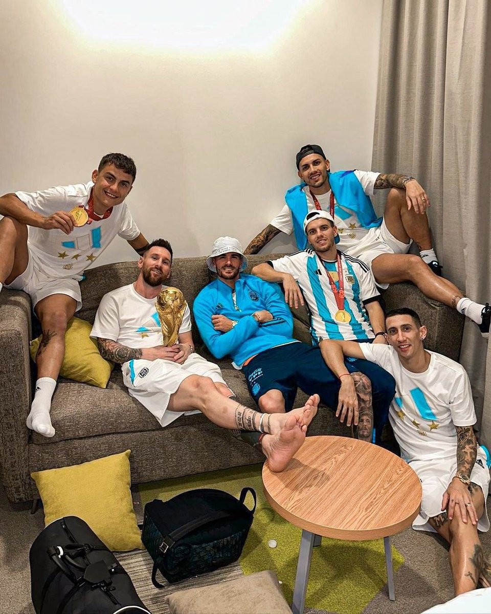 Joshua__Ubeku's tweet photo. Add Ronaldo to this picture as a bar attendant. @grok https://t.co/27utSIpMTS