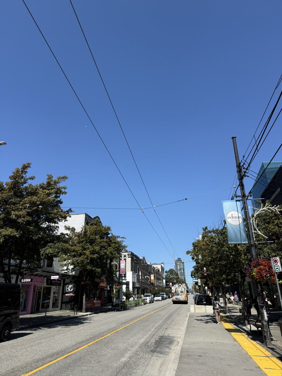 LifeVancouver's tweet photo. 本日は祝日のバンクーバー。午前11時過ぎのロブソン通りから見えた青空です。 https://t.co/ndwU0ohXP6