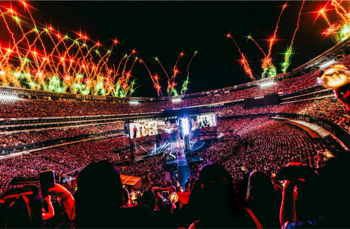 ARIRANGWT's tweet photo. BTS performed in front of approximately 157K people across their 2 sold out shows at MetLife Stadium, according to BigHit Music via Naver🔥

With about ~78,5K each night, BTS enters the top 4 list of artists with the most attended concerts EVER at the stadium, behind only Ed Sheeran, U2 and Metallica🔥

BTS also breaks their own record for the most attended concerts by any Asian act at the venue!💜🤩

#방탄소년단 #BTS #BTS_WORLDTOUR_ARIRANG
#BTS_WORLDTOUR_ARIRANG_NA
#BTS_WORLDTOUR_ARIRANG_EASTRUTHERFORD