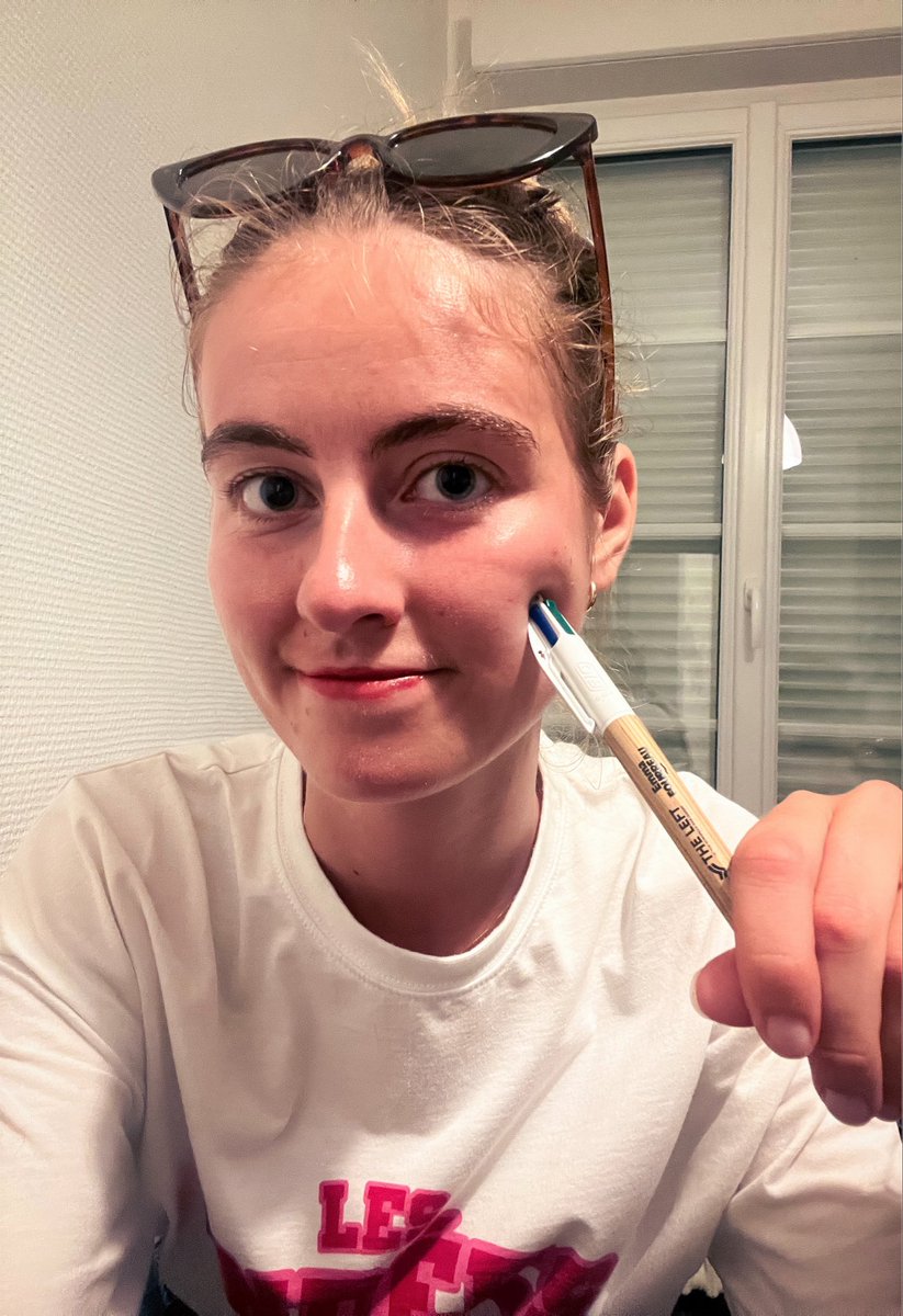 emma_frr's tweet photo. Moi et mon stylo de bourgeois attendant son énième tweet zinzin. https://t.co/26r6TYvmse