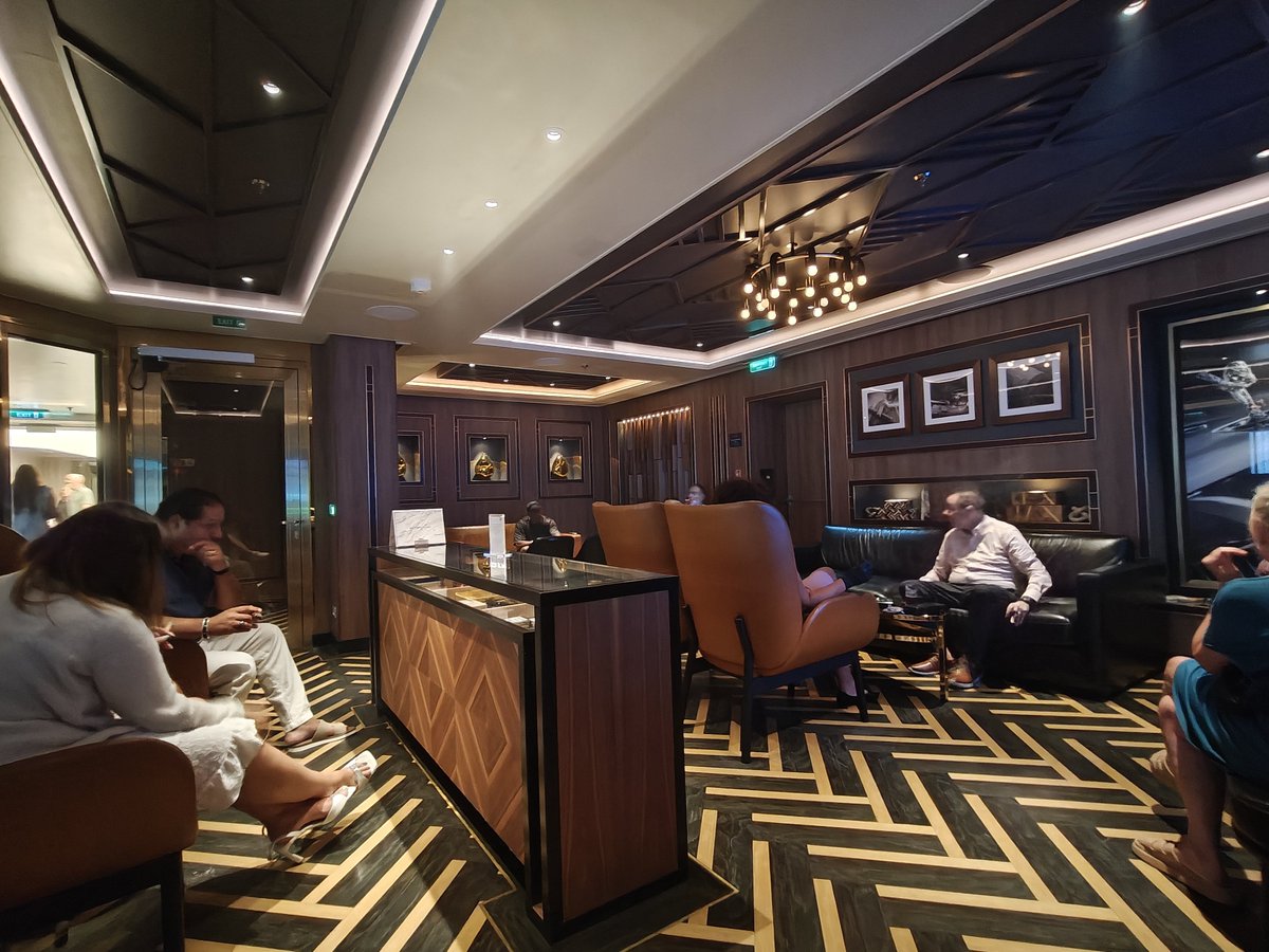 TapeRDR's tweet photo. Found the Cigar room. https://t.co/HhHmW8oeXl