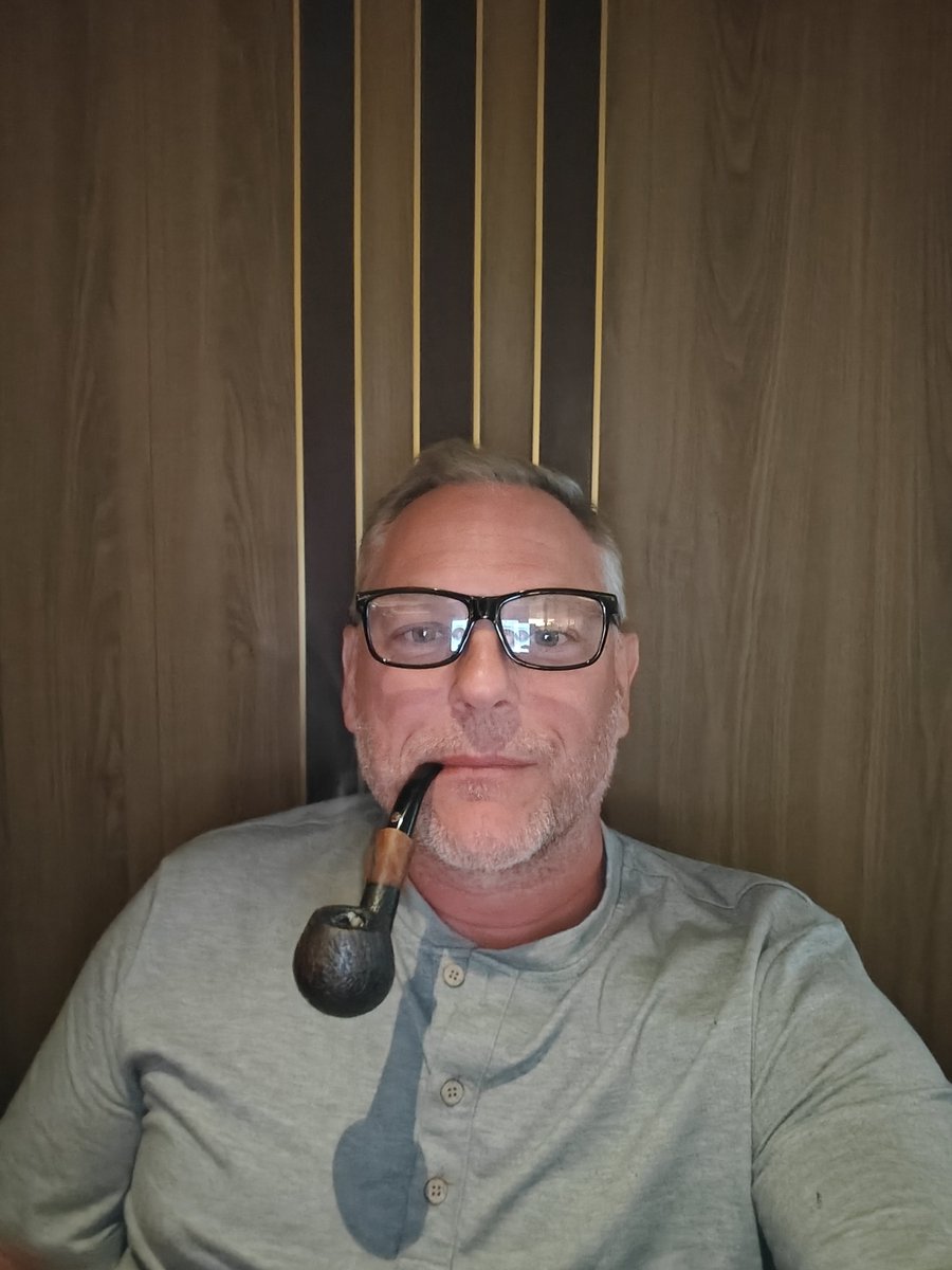 TapeRDR's tweet photo. Found the Cigar room. https://t.co/HhHmW8oeXl