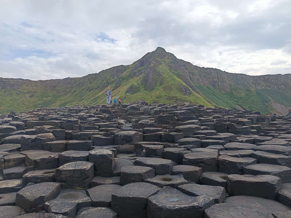 Esther9vp's tweet photo. La calzada del gigante. Sus rocas tienen forma de hexágono por la acción de las lavas.
#matemáticas #miradamatemática #Ciencia #innovacion https://t.co/bGBG7LEhlR