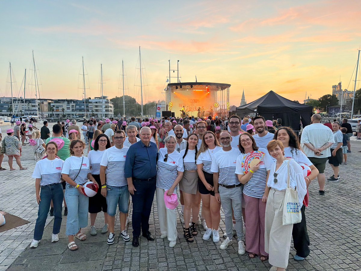 JonathanDenis's tweet photo. Hier à #LaRochelle avait lieu la dernière étape de l’#AdmdTour 2026.
Une journée chargée en émotion aux côtés de la formidable équipe des @jeunesadmd emmenée par @anne_raynaud. Ils ont encore fait un travail formidable lors de 19 étapes auprès des Français pour les sensibiliser aux questions sur la fin de vie et présenter les lois votées cette année.
Un final particulier en tant que président @ADMDFRANCE en retrouvant @OlivierFalorni dans sa ville, 15 jours après le vote de la loi sur l’aide active à mourir.