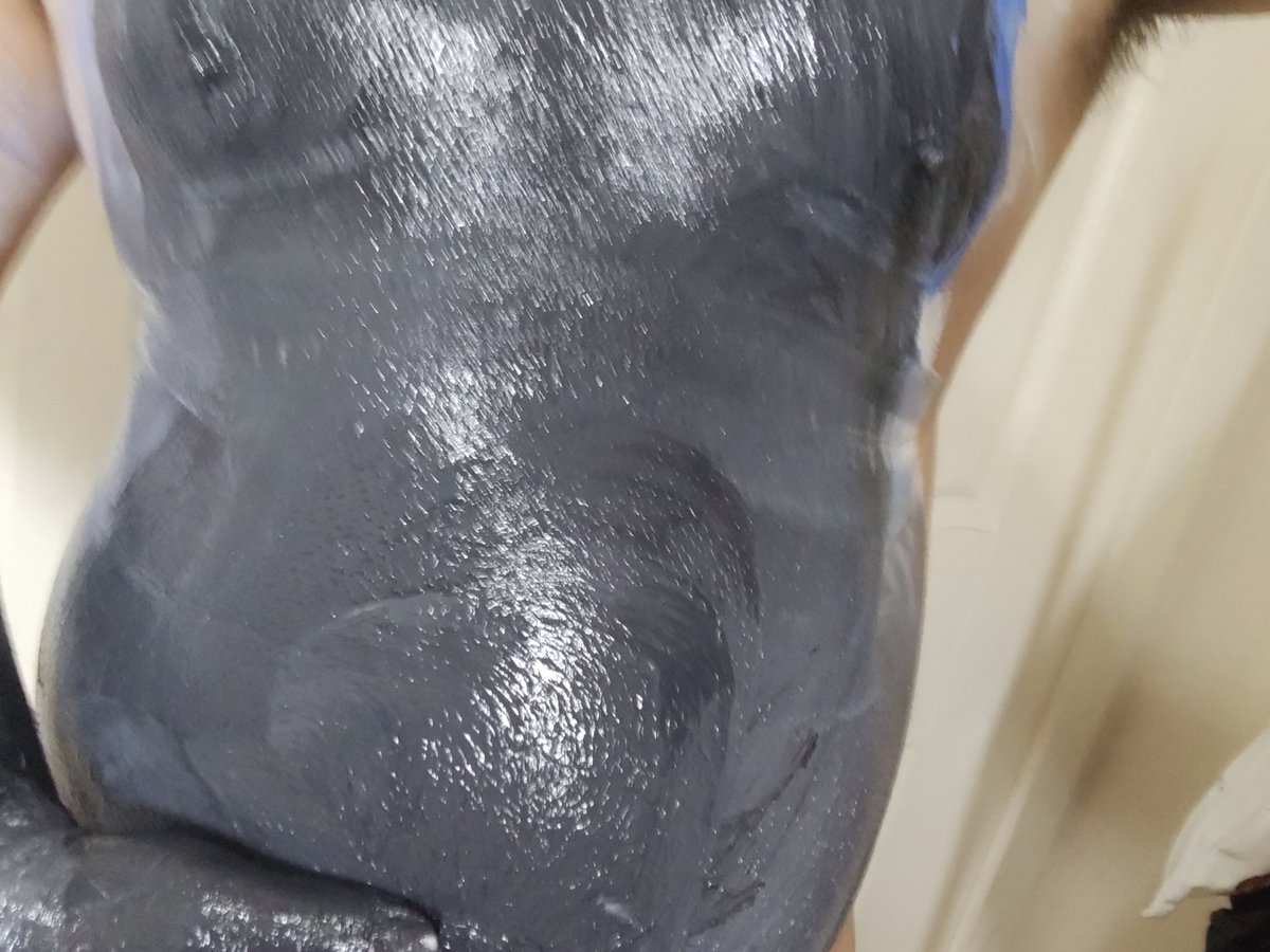 himhimhis's tweet photo. 成都有喜欢玩颜料的��
#颜料 #涂身 #bodypainting #玩颜料 #人体彩绘 https://t.co/pLVr0ir5Fp