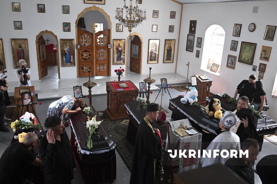 UKRINFORM's tweet photo. Мешканці села Радушне поблизу Кривого Рогу стали на коліна, у ліцеї пролунав дзвоник. Тут провели в останню путь багатодітну родину Воронових, яку в ніч на 30 липня вбила російська ракета.

Відбулося поховання 5-ти членів родини: батьків Воронових та трьох дітей. Пʼятеро з родини Воронових наразі є безвісти зниклими. Для родини сьогоднішня церемонія прощання, на жаль, не остання.

📸 Укрінформ
https://t.co/AxdvIpnu5i