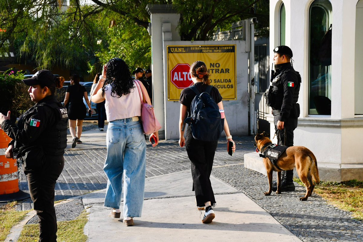 AdrianDeLaGarza's tweet photo. Miles de estudiantes de la UANL regresan a clases. Les deseo mucho éxito en este nuevo ciclo: estudien, disfruten y aprovechen cada oportunidad.

Para cuidarlos, implementamos operativo especial con vigilancia, videovigilancia y conexión al C4.

Emergencias: 9-1-1. https://t.co/XWYHKWKc99