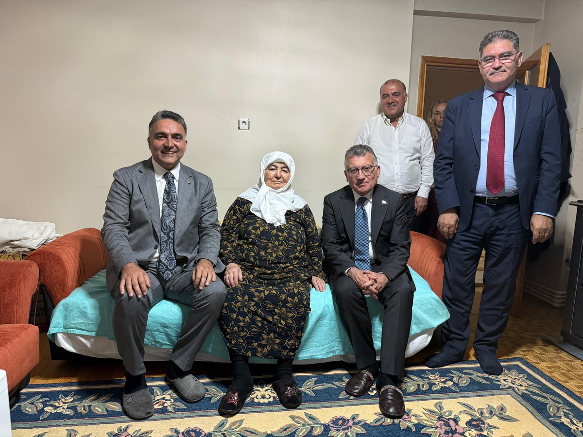 Hibrahimkursun's tweet photo. TBMM AK Parti Grup Başkanımız Abdullah Güler, Sivas Milletvekillerimiz Hakan Aksu ve Rukiye Toy, MKYK Üyemiz Mahmut Emin Mollaoğlu, İl Başkanımız Av. Yusuf Tanrıverdi, Sivas İl Özel İdaresi Genel Sekreterimiz Halil İbrahim Yeşilyurt, Kadın Kolları ve Gençlik Kolları Başkanlarımız ve beraberlerindeki kıymetli dostlarımız Hacı Annemizi ziyaret ettiler.

Nazik ziyaretleriyle bizleri onurlandıran kıymetli misafirlerimize teşekkür ediyor, ayaklarına sağlık diyorum.💐
