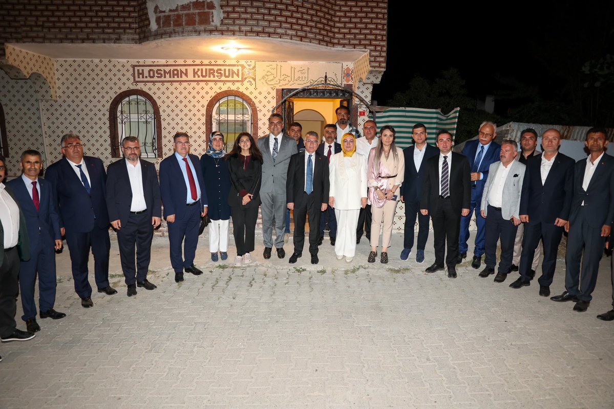 Hibrahimkursun's tweet photo. TBMM AK Parti Grup Başkanımız Abdullah Güler, Sivas Milletvekillerimiz Hakan Aksu ve Rukiye Toy, MKYK Üyemiz Mahmut Emin Mollaoğlu, İl Başkanımız Av. Yusuf Tanrıverdi, Sivas İl Özel İdaresi Genel Sekreterimiz Halil İbrahim Yeşilyurt, Kadın Kolları ve Gençlik Kolları Başkanlarımız ve beraberlerindeki kıymetli dostlarımız Hacı Annemizi ziyaret ettiler.

Nazik ziyaretleriyle bizleri onurlandıran kıymetli misafirlerimize teşekkür ediyor, ayaklarına sağlık diyorum.💐