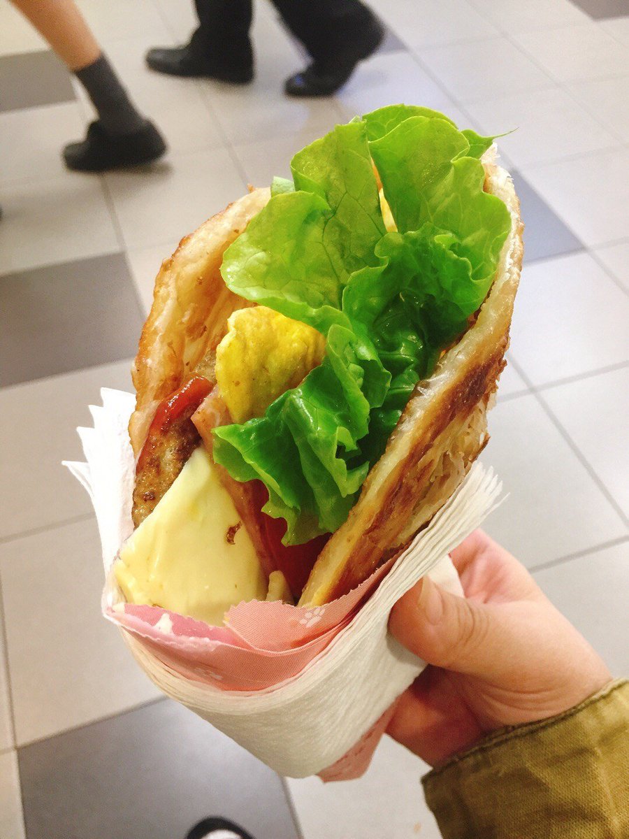 michael968019's tweet photo. 降温天就爱这口路边摊！刚煎好的手抓饼刷满辣酱加卤蛋，咬开全是香酥气～ https://t.co/loROV6z02G