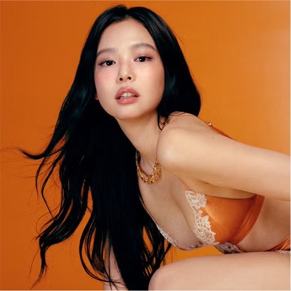 bchartsnet's tweet photo. JENNIE declara para a Cosmopolitan que Rihanna é sua maior inspiração: “Pelo enorme impacto que ela tem na cultura pop, na música e na própria arte. Ela é uma grande fonte de inspiração para mim. Encontrar algo assim para mim seria um sonho.” https://t.co/O1qoL7eeg5