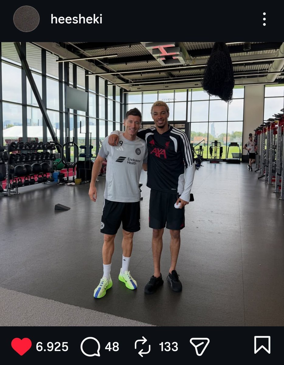 Vikallis's tweet photo. Queria tá assim com o Lewandowski que eu gosto 🥹🥹☹️🫶🏻 https://t.co/th8S7azrli