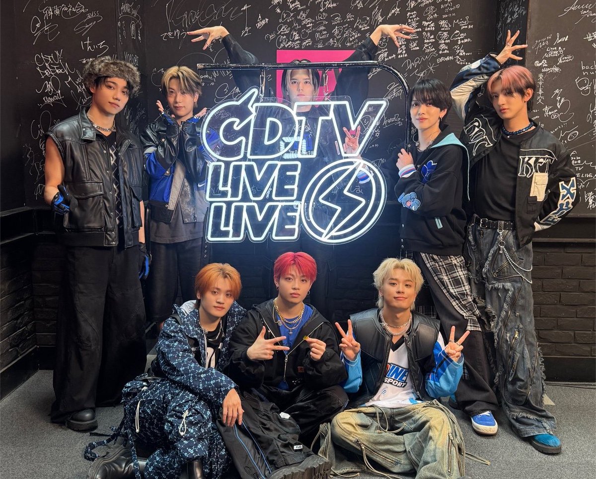 mz_kairyu00's tweet photo. 誰1人同じポーズしてなくてすごいなんでそんな集合写真のポーズのレパートリーあんねん https://t.co/bn5G7gMGsS