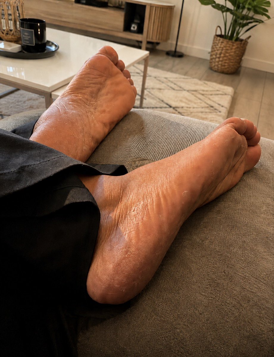 ApollineGallery's tweet photo. J’ai tellement marché aujourd’hui que j’ai retiré mes chaussures en rentrant… quel soulagement 😭 
#pieds #fétichiste #pedicure #photos #feetfetish #prettyfeet https://t.co/4lq46lYDAQ