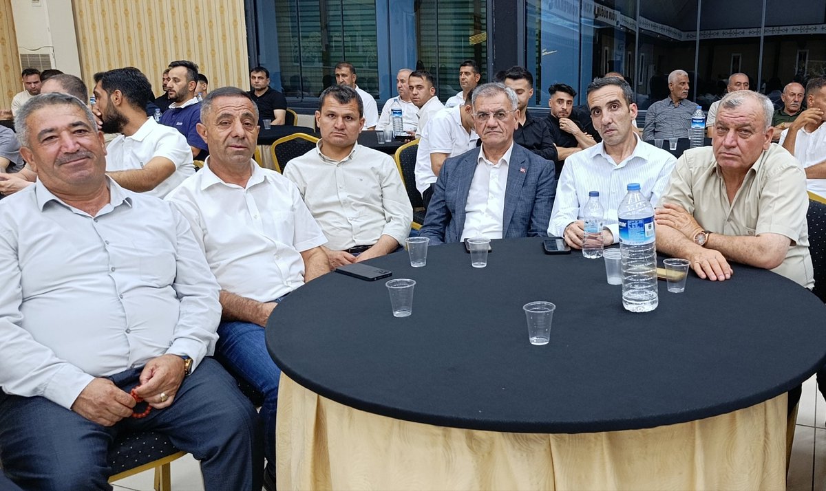 akpartieruh56's tweet photo. 📍Siirt

İlçe Başkanımız Sayın Ömer İnan, beraberindeki heyeti ile birlikte Siirt ilimizde ERDOĞAN &amp; ELİŞ Ailelerinin düğün törenine katılarak mutlu günlerine eşlik ettiler.

İlçe Başkanımız, evlenen genç çiftimizi tebrik edip, her iki cihanda mutluluklar diledi. https://t.co/4tpJODXOZf