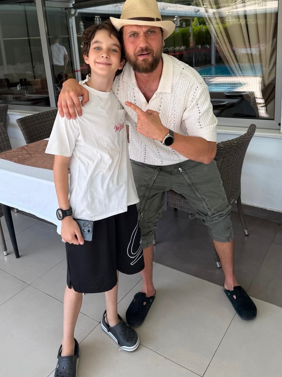 UpdateABi's tweet photo. Another picture of #ArasBulutİynemli with Kuzey Ayvat on the #EveGidenYol set. 

📸: kuzeyayvatofficial https://t.co/zJChGgJYRX