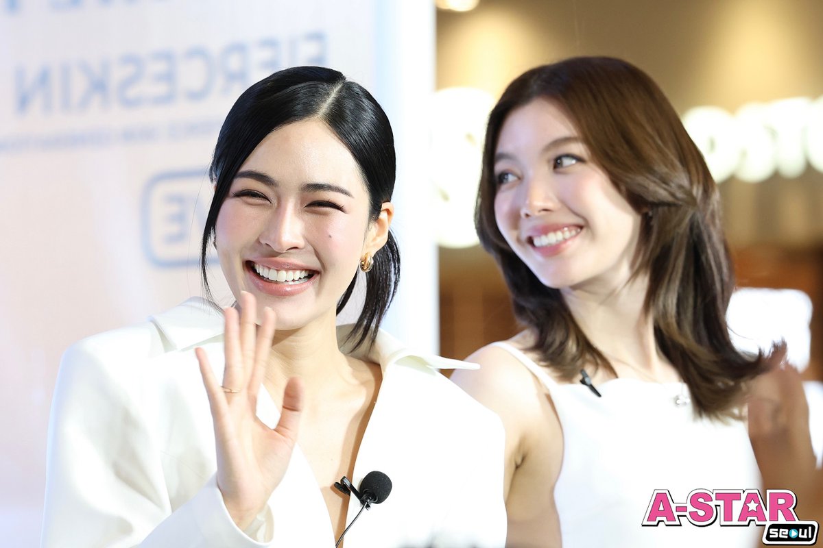 astarseoul's tweet photo. เจ้าความรักฟินหนัก! สมูทอี เปิดตัว #หลิงออม ร่วมสร้างปรากฏการณ์ผิวใหม่ ชูนวัตกรรม สกินแคร์คนเป็นสิว ในงาน ‘THE FIERCESKIN GENERATION’
LINGORM PRESENTER SMOOTHE
#SmoothEFIERCESKINxLingOrm
#SmoothExLingOrm #FierceSkinGeneration
#LingOrm #LinglingKwong #OrmKornnaphat https://t.co/sShwBxTV5l