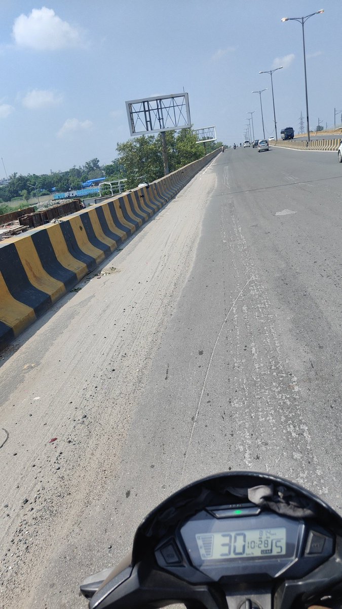 BrAwLy1993's tweet photo. Water continues to accumulate on the Vikaspuri flyover; complaints have been made consistently for the past few years, yet the @DelhiPwd &amp; @MCD_Delhi department is merely going through the motions—in reality, no proper work is being done.

@CMODelhi @gupta_rekha
@delhicomplaint https://t.co/LOnI0J6L39