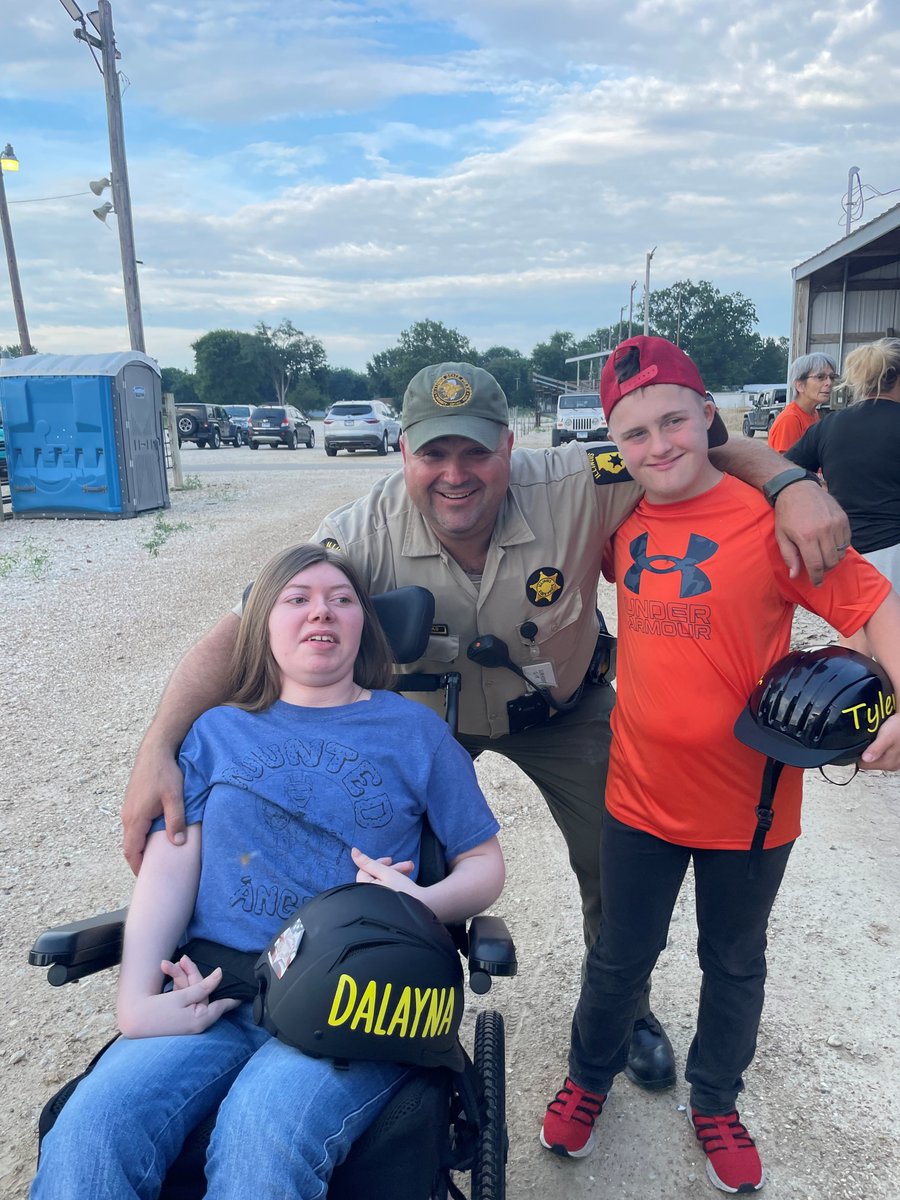 ILStatePoliceT6's tweet photo. Sgt. Brandon Douglas is pictured volunteering with Mounted Angels, where his family helps provide free horseback riding lessons for children with disabilities.

Thank you to the Douglas family and all the volunteers making a difference.

Learn more: https://t.co/QyK7Aetl7E https://t.co/rwL2pI4RtO