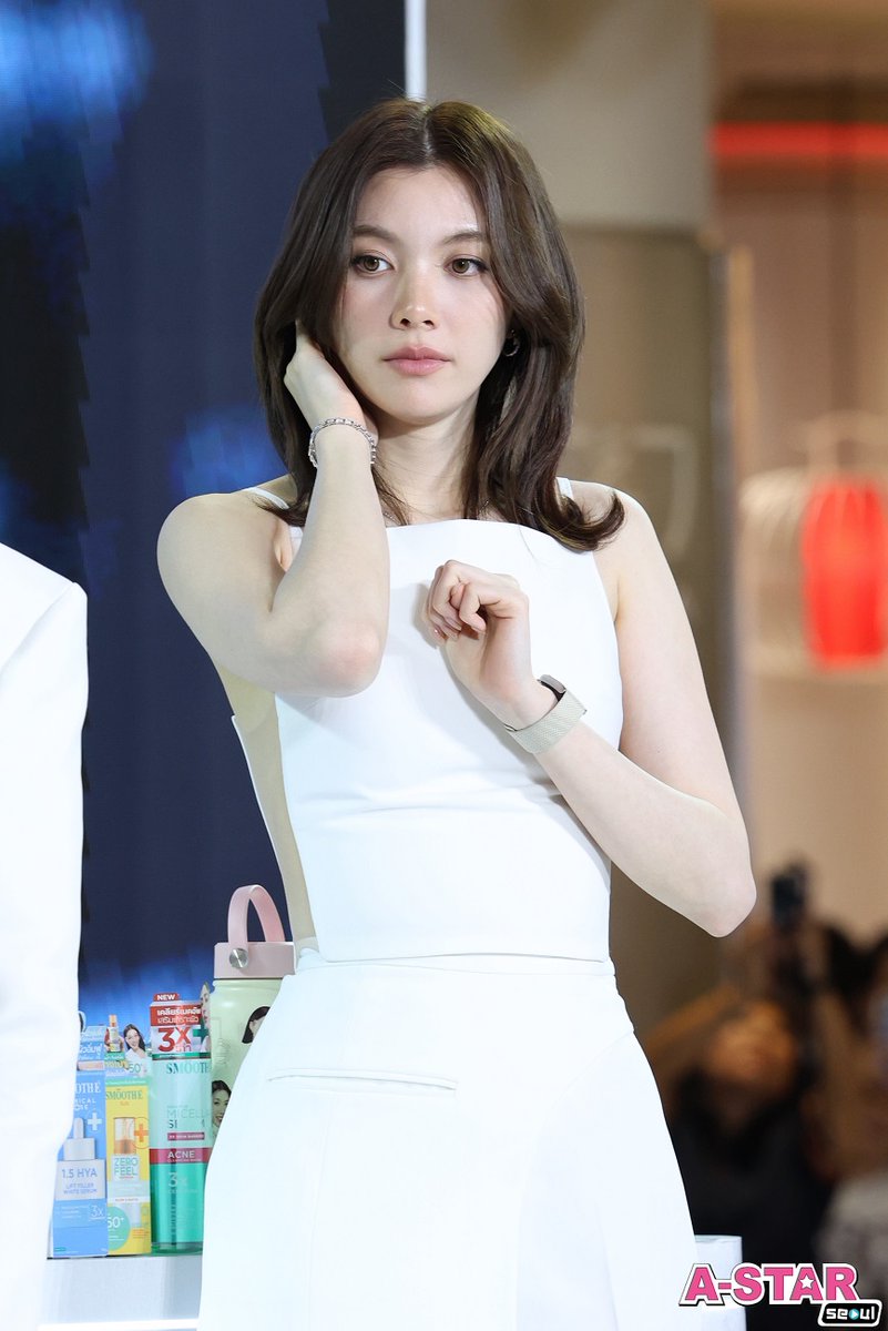 astarseoul's tweet photo. ทั้งนี้ 2 สาวร่วมถ่ายทอดไลฟ์สไตล์การดูแลผิว พร้อมสัมผัสนวัตกรรมและกลุ่มผลิตภัณฑ์ใหม่จาก Smooth E โดยงานจัดขึ้น ณ Parkside Hall ชั้น G ศูนย์การค้าดุสิต เซ็นทรัล พาร์ค
#SmoothEFIERCESKINxLingOrm
#SmoothExLingOrm #FierceSkinGeneration
#LingOrm #LinglingKwong #OrmKornnaphat https://t.co/0EAFVyGeKi