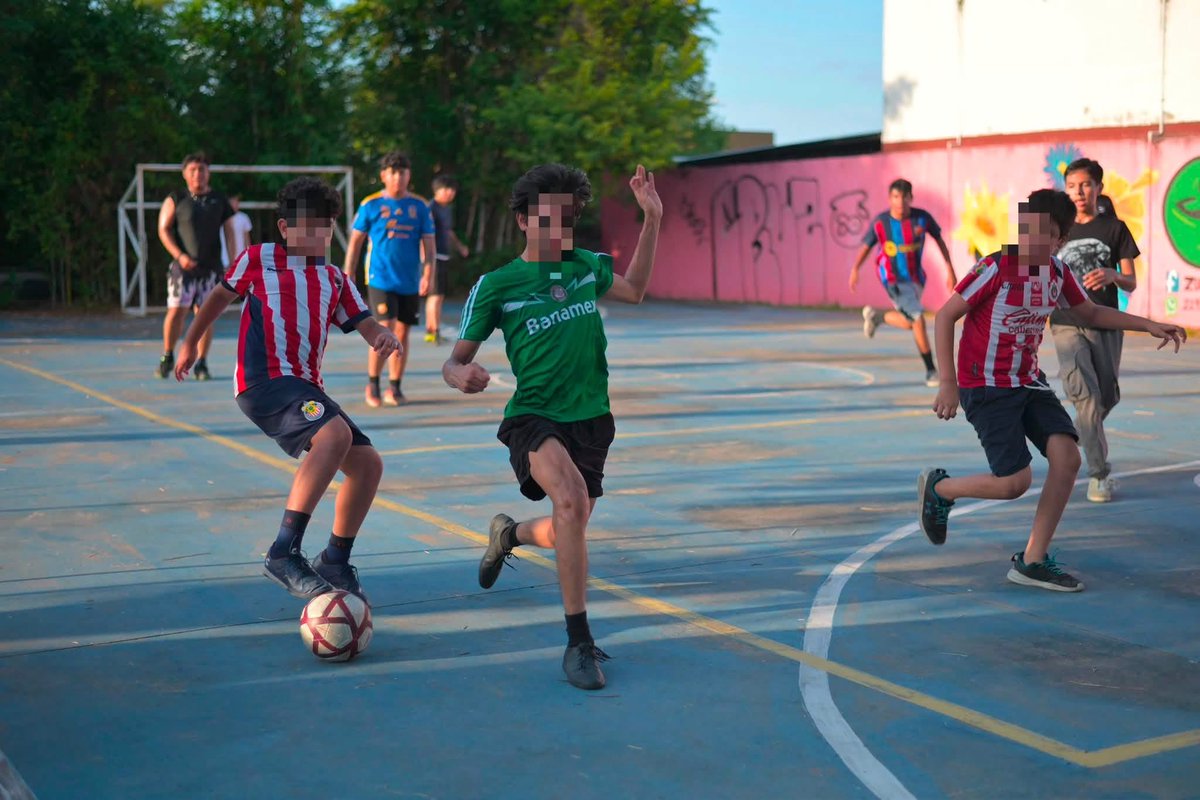 AyuntamientoVer's tweet photo. Juventud Activa llegó a Hacienda Paraíso con una jornada de deporte, convivencia y prevención para niñas, niños y jóvenes. 🥊⚽️

(1/2) https://t.co/z4CC7dlsEc
