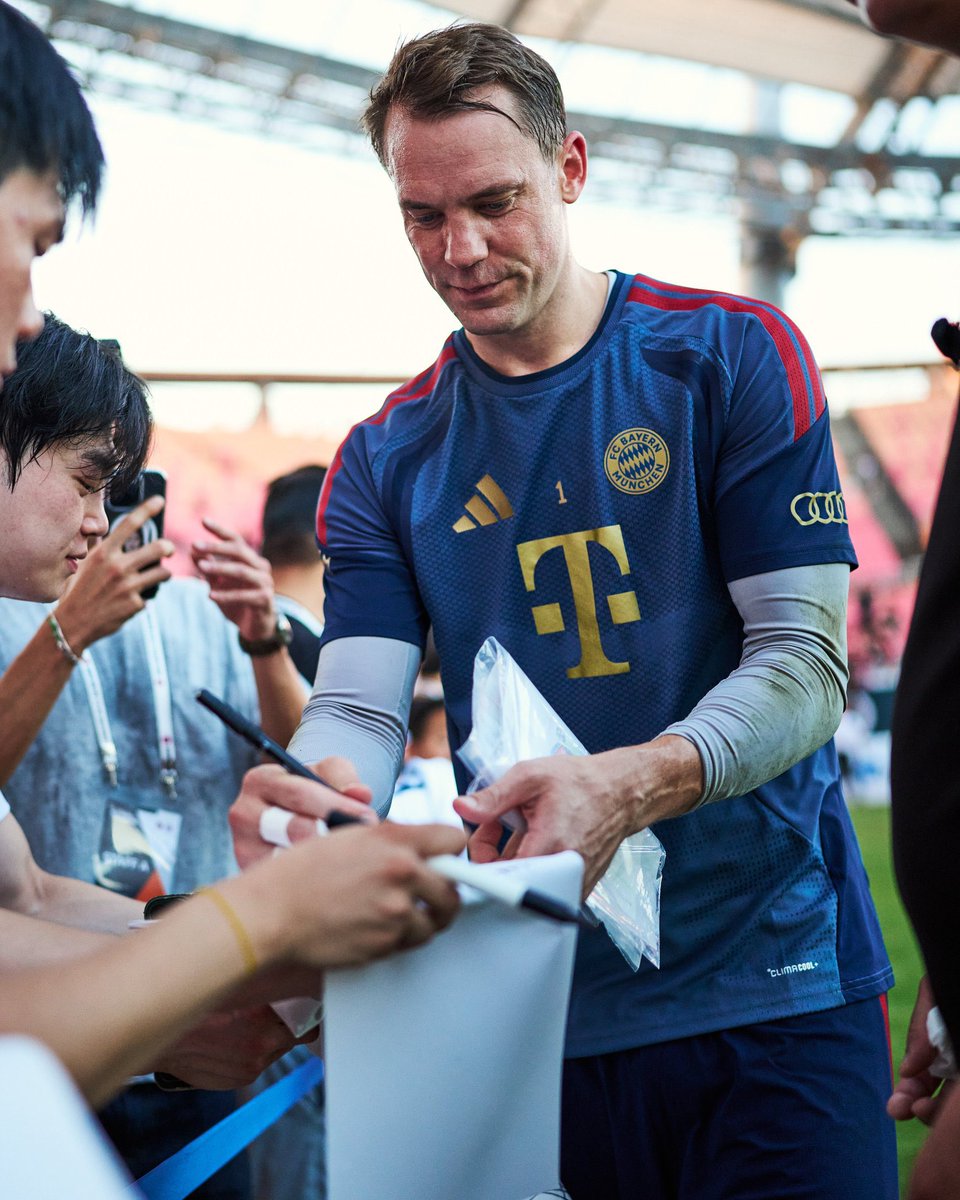 FCBayernEN's tweet photo. Nothing but love for our fans ❤️🤍 

#AudiFCBTour https://t.co/UaX6La08wm