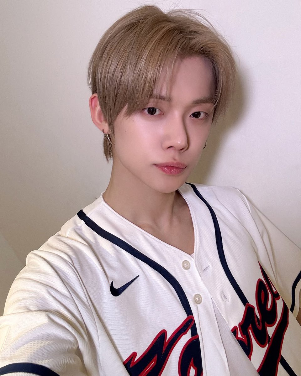 6ftzzn's tweet photo. he is so beautiful https://t.co/9o6eyURCBc