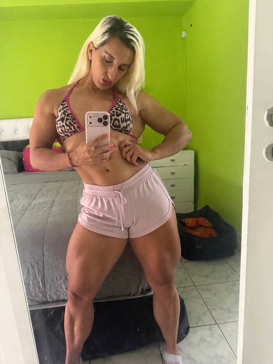 musclekayla's tweet photo. Which muscles do you like? 😏 https://t.co/5YKiOru1bp
