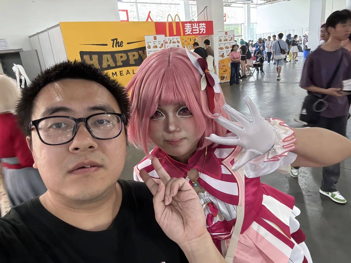 RAddison42060's tweet photo. Just had the BEST time at the city’s annual comic con! Met amazing artists, scored rare anime merch, and screamed along with fellow fans at the cosplay contest. Can’t wait for next year! https://t.co/CXYPXkfG2T