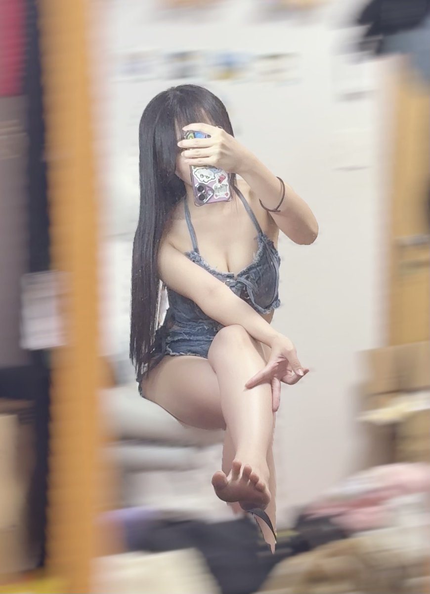ham_naisyo's tweet photo. 相変わらず部屋が汚い。
友達にこの垢バレて｢せめてFantiaとかで金取ってから見せろ｣って言われた。
見に来てくれる人、私にいるの？ https://t.co/RVMJyblZ3q