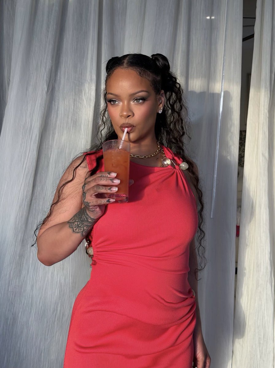 RihannaNoBrasil's tweet photo. Rihanna na festa de aniversário de 3 anos do seu filho, Riot.

A festa aconteceu no Sábado (01), em Barbados. ❤️ https://t.co/Zu70IndZW0