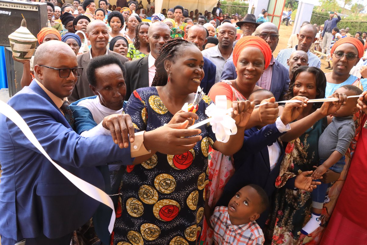 BugeseraDistr's tweet photo. Ku gicamunsi cyo kuri uyu wa Mbere, Vice Mayor ushinzwe imibereho myiza y'abaturage @YImanishimwe ari kumwe n'Umushumba wa @adeprrwanda muri @RwandaEast n'uwa Paruwasi ya Bugesera, bashyikirije umuturage utishoboye wa @MayangeBugesera inzu yubakiwe n'aba Kristu b'Itorero ADEPR. https://t.co/WonBVInCgc
