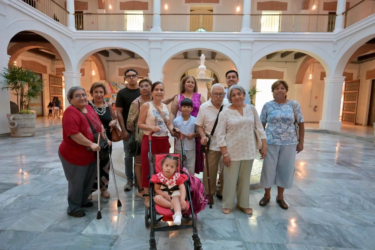 AyuntamientoVer's tweet photo. Una nueva edición de Pasillos de la Historia, el recorrido del Museo de la Ciudad que invita a conocer el patrimonio de Veracruz, permitió que personas con discapacidad visual disfrutaran de esta experiencia. 🏛️👨‍🦯🎶 

(1/2) https://t.co/JPGGWrbY08