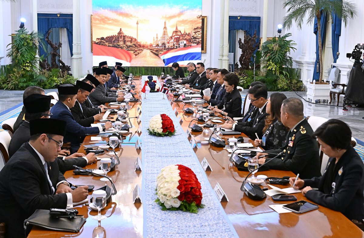 setkabgoid's tweet photo. Kedua pemimpin menyaksikan penandatanganan Roadmap for Strategic Partnership Indonesia–Thailand 2026–2030 sebagai arah baru hubungan lima tahun ke depan. Turut ditandatangani MoU kerja sama pendidikan antara kedua negara. https://t.co/xMIpChMGK2