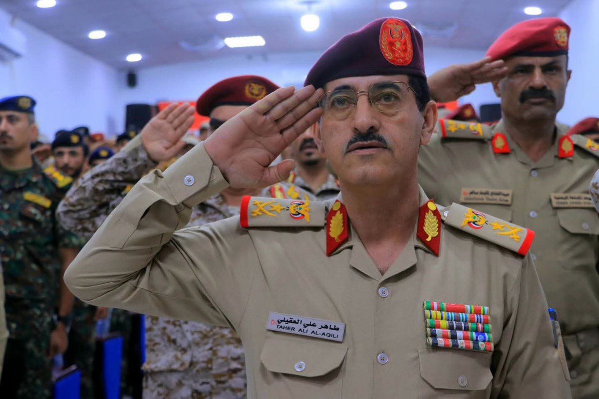 Ahmed_Maher_MA's tweet photo. للأمانة والانصاف، هذا الشهر جميع منتسبي وزارة الدفاع، وخصوصًا المنطقة الرابعة، استلموا مرتباتهم كاملة بدون أي خصميات، بفضل الله وبتوجيهات وزير الدفاع الفريق طاهر العقيلي..
منذ 11 عامًا وعشرات القيادات كانت تنهب مرتبات الجنود وأصبحوا تجارًا واشتروا العمائر والشقق بالداخل والخارج حتى جاء الفريق العقيلي وأوقف هذا الفساد..
كان أصغر قائد ينهب 30 إلى 50 مليونًا من مرتبات الأفراد ولا يخجل من ذلك، ولكن نحن في عهد جديد..
وأبشركم أن وزير الدفاع يسعى بكل قوة لتسوية أوضاع منتسبي الوزارة لصرف مستحقات مالية لجميع القوات بشكل متساوٍ، سواء بالسعودي أو اليمني، بدون أي تفرقة... 
يستحق الشكر والتقدير معالي الوزير العقيلي، وهذه البداية فقط وهناك الكثير من الإجراءات القانونية التي سوف يقوم بها..

أحمد ماهر 
3 أغسطس 2026