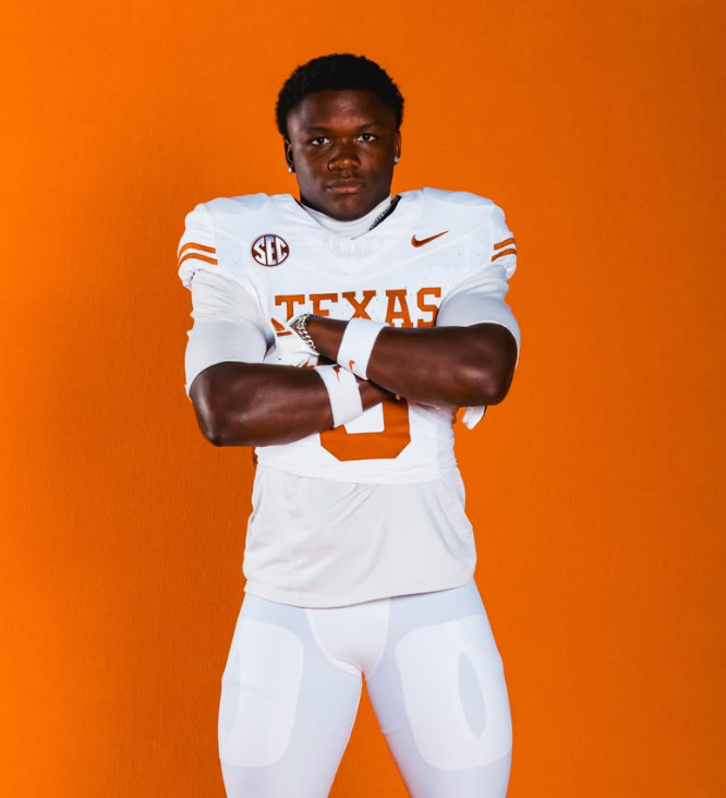 ontexasfootball's tweet photo. The latest on #Texas WR commit Easton Royal and visit plans this fall, as well as a note on a current Big Ten commit 👀

Get that and a lot more for just $3 if you sign up for OTF today during our fall camp promo!

https://t.co/ehzfzMc85U #HookEm https://t.co/Ja3UUobb19
