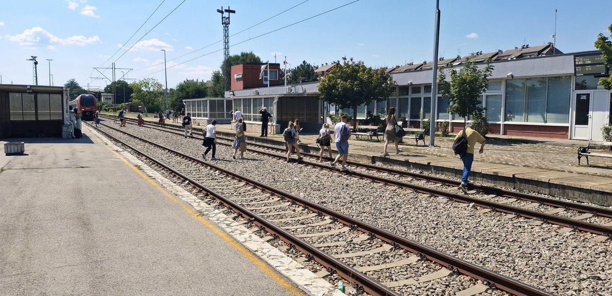 Fredb969's tweet photo. En Serbie, à la descente du train, gare de Valjevo. J'ai préféré prendre le passage souterrain.. https://t.co/fgfgvLa12A