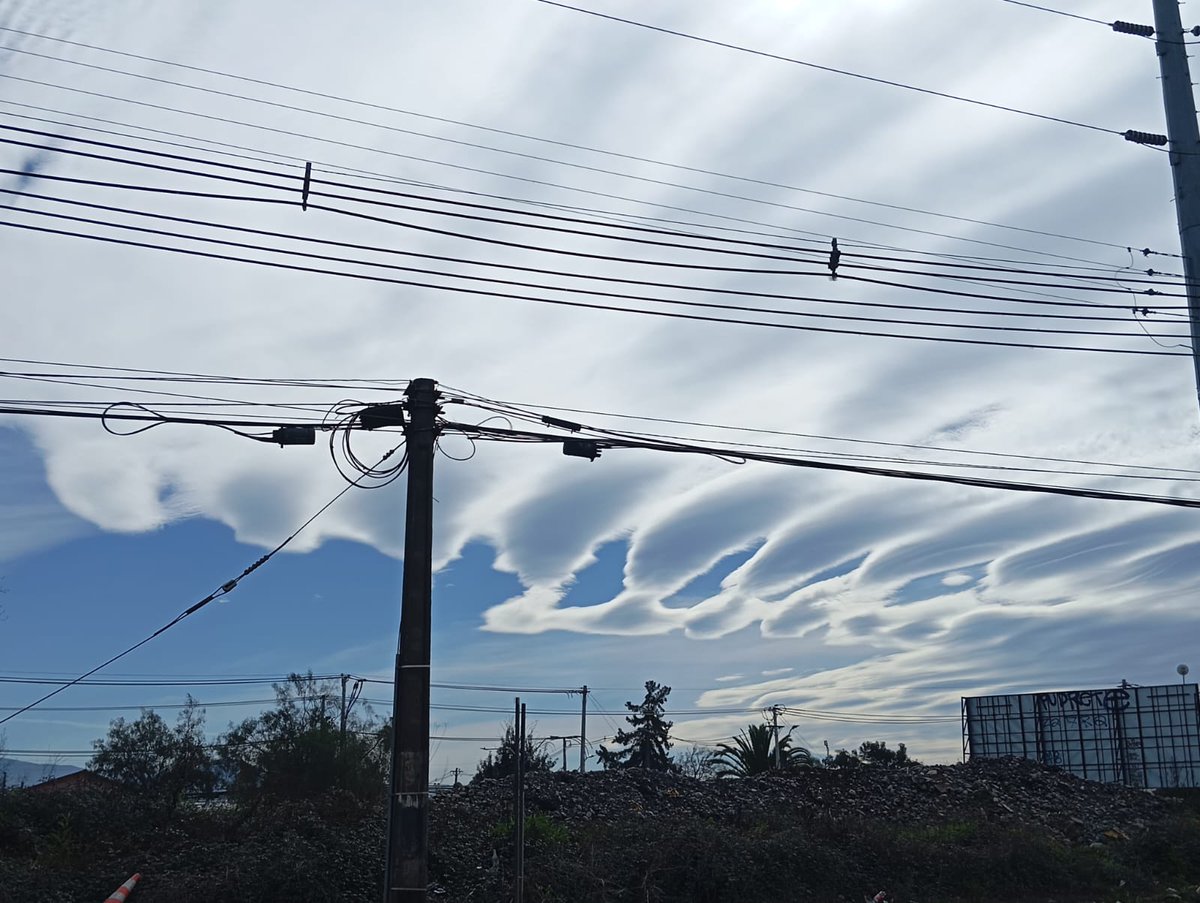Sepulinares's tweet photo. 😍 Particular formación nubosa llamó la atención de los habitantes del sector poniente de Santiago esta tarde de lunes 03.08.26

"Se trata de Altocúmulos formados por la interacción de las corrientes en chorro subtropical y polar norte con el relieve de la Cordillera de la Costa y la Cordillera de los Andes.  El flujo intenso del aire en altura genera ondas atmosféricas que modelan estas llamativas estructuras nubosas.", explica @meteochile_dmc