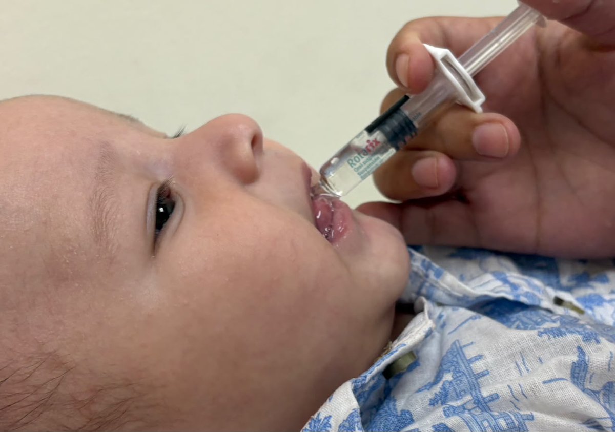 Salud_Guayas's tweet photo. Equipo de @Salud_Ec de #MapasingueOeste aplica vacunas  a niños de 4 meses 
✅ Hexavalente
✅ Neumococo
✅ Rotavirus 
Y así estimulan el sistema inmune para prevenir infecciones graves como neumonía, meningitis y diarrea. 

#ElNuevoEcuador https://t.co/2w9T9O1Cq5