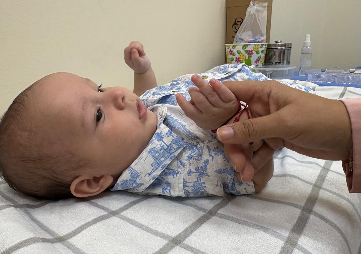 Salud_Guayas's tweet photo. Equipo de @Salud_Ec de #MapasingueOeste aplica vacunas  a niños de 4 meses 
✅ Hexavalente
✅ Neumococo
✅ Rotavirus 
Y así estimulan el sistema inmune para prevenir infecciones graves como neumonía, meningitis y diarrea. 

#ElNuevoEcuador https://t.co/2w9T9O1Cq5