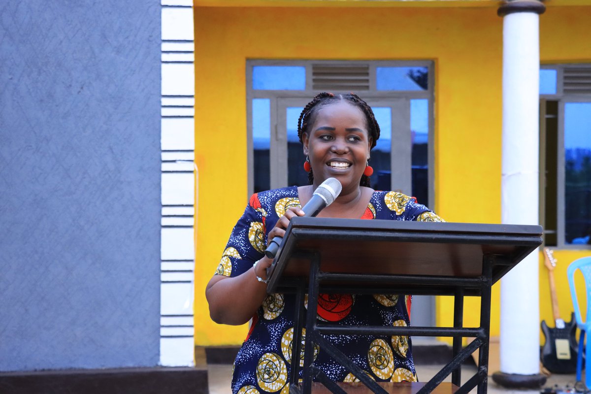 BugeseraDistr's tweet photo. Vice Mayor @YImanishimwe yashimiye Itorero @adeprrwanda n'aba Kristu baryo igikorwa bakoze cyo kubakira inzu umuturage utishoboye utari ufite aho kuba. Yavuze kandi ko iki gikorwa ari igisubizo mu gukemura ibibazo bibangamiye imibereho myiza y'abaturage. https://t.co/s5sf86B92g