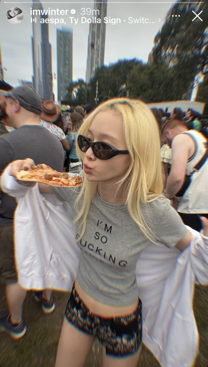 sakaicrifice's tweet photo. food is a prop for her (╥﹏╥) https://t.co/Nn8j2OgELW