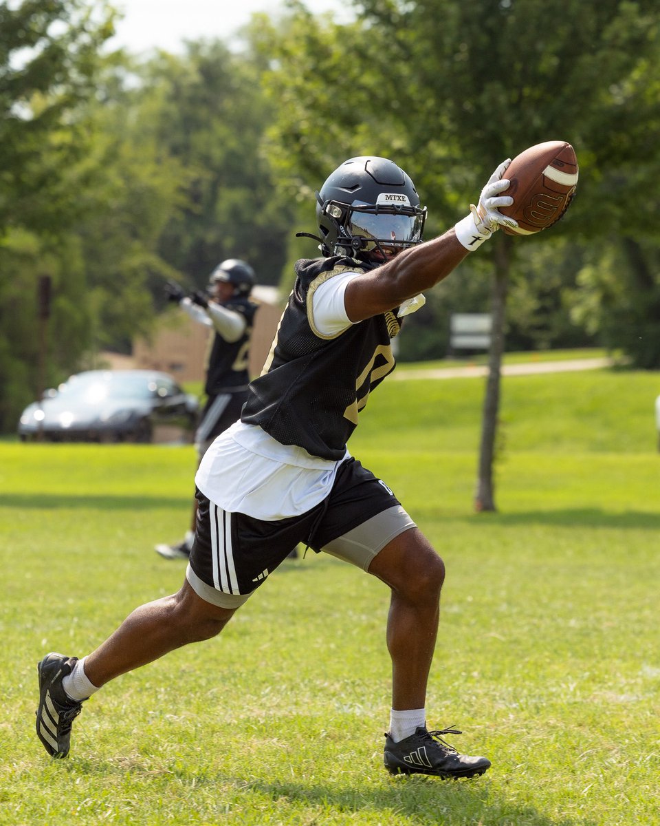 ESUSports's tweet photo. Training Camp Day 1 📸
@esuhornetsfb
#stingersup #hornetnation #UNIT https://t.co/N3Q6zyKluN