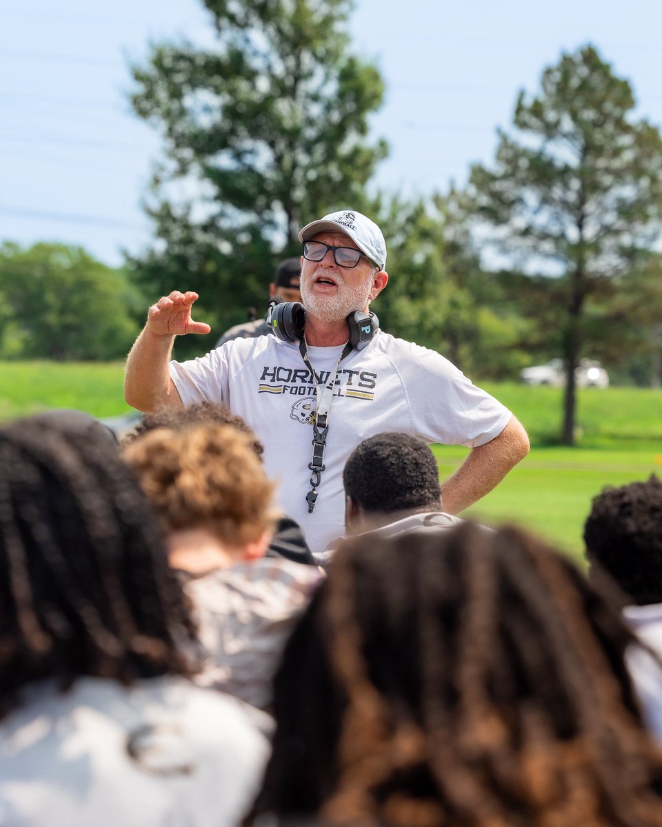 ESUSports's tweet photo. Training Camp Day 1 📸
@esuhornetsfb
#stingersup #hornetnation #UNIT https://t.co/N3Q6zyKluN